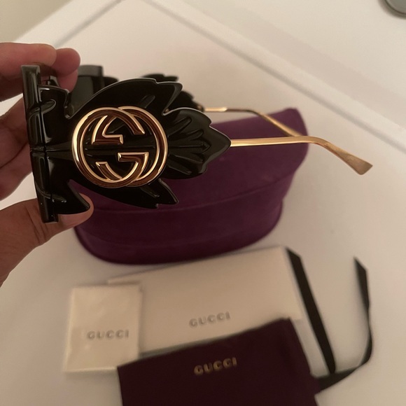 AUTHENTIC 🔥🔥🔥🔥GUCCI OVERSIZED SUNGLASSES WITH CASE AND CLEANING CLOTH - Picture 3 of 6